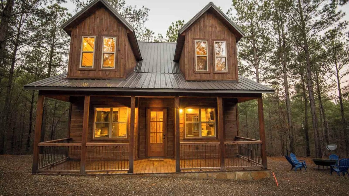 Broken Bow Cabin | Near wineries, breweries, shopping, art gallery, Broken Bow Lake, and river.