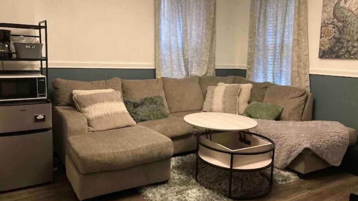 York Apartment | Near York expo center. It’s half a mile walk to the Carlisle ave entrance.