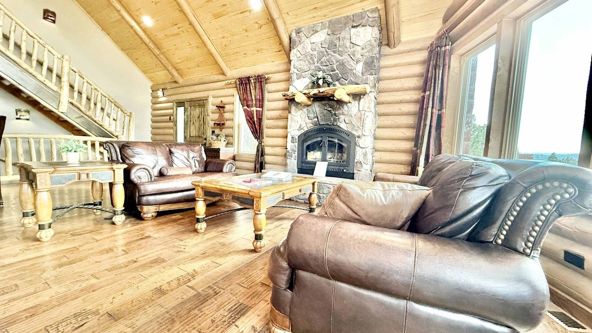 Mammoth Creek Cabin | Near Zion National Park! Modern cabin with panaramic views. Pet Friendly!