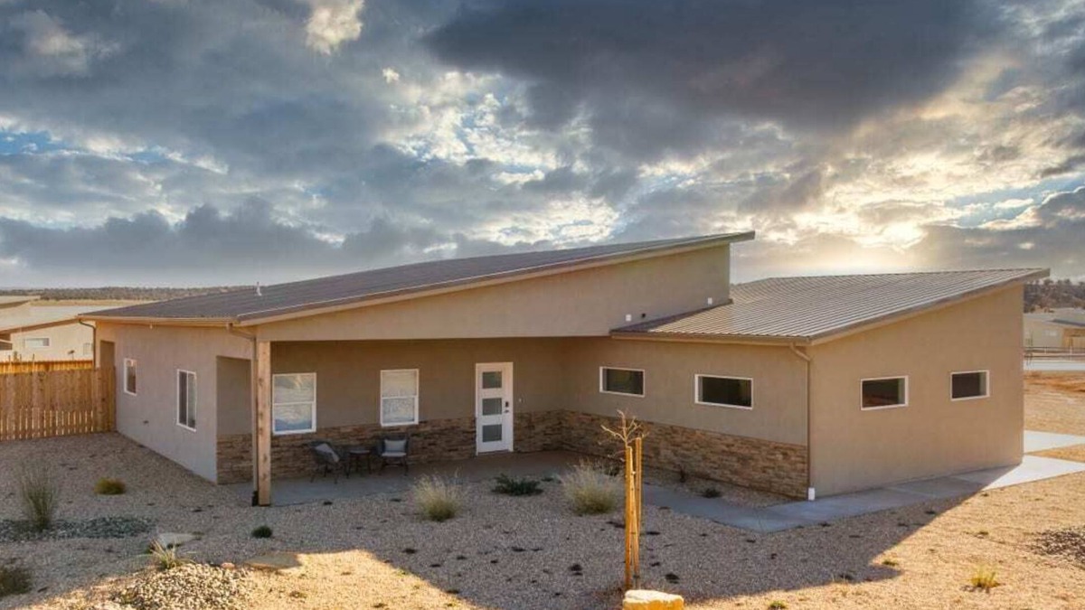 Kanab House | Near Zion NP l Pool I Dark Skies I Pickleball Court I Pet Friendly