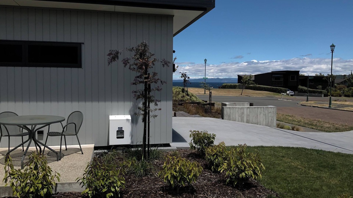 Wharewaka Apartment | "Nearly lakefront" in Wharewaka, Taupo. Cosy apartment 5 minutes walk to lake.
