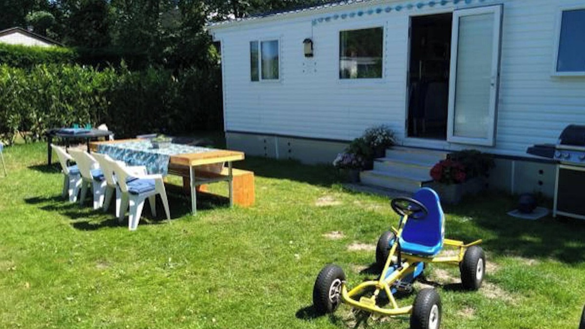 The Hague Ski Chalet | Neat chalet on child-friendly campsite close to beach, town, dunes and forest.