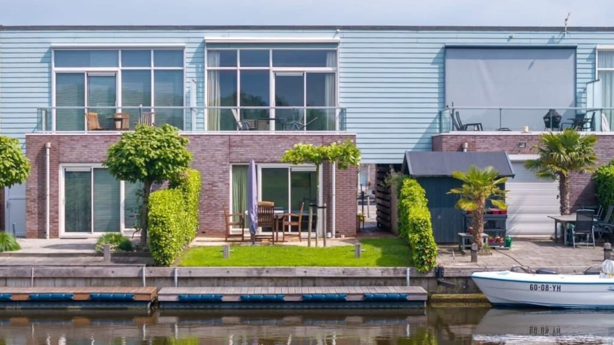 Oude-Tonge House | Neat island house with beautiful view and lovely roof terrace.