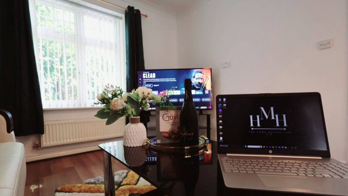 Marston Green House | NEC | BHX | HS2 | 4 Bedroom House | 3 Bathrooms | Free Parking | Pet Friendly