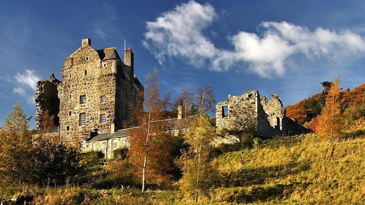 Peebles Cottage | Neidpath Castle Barmkin, by The River Tweed