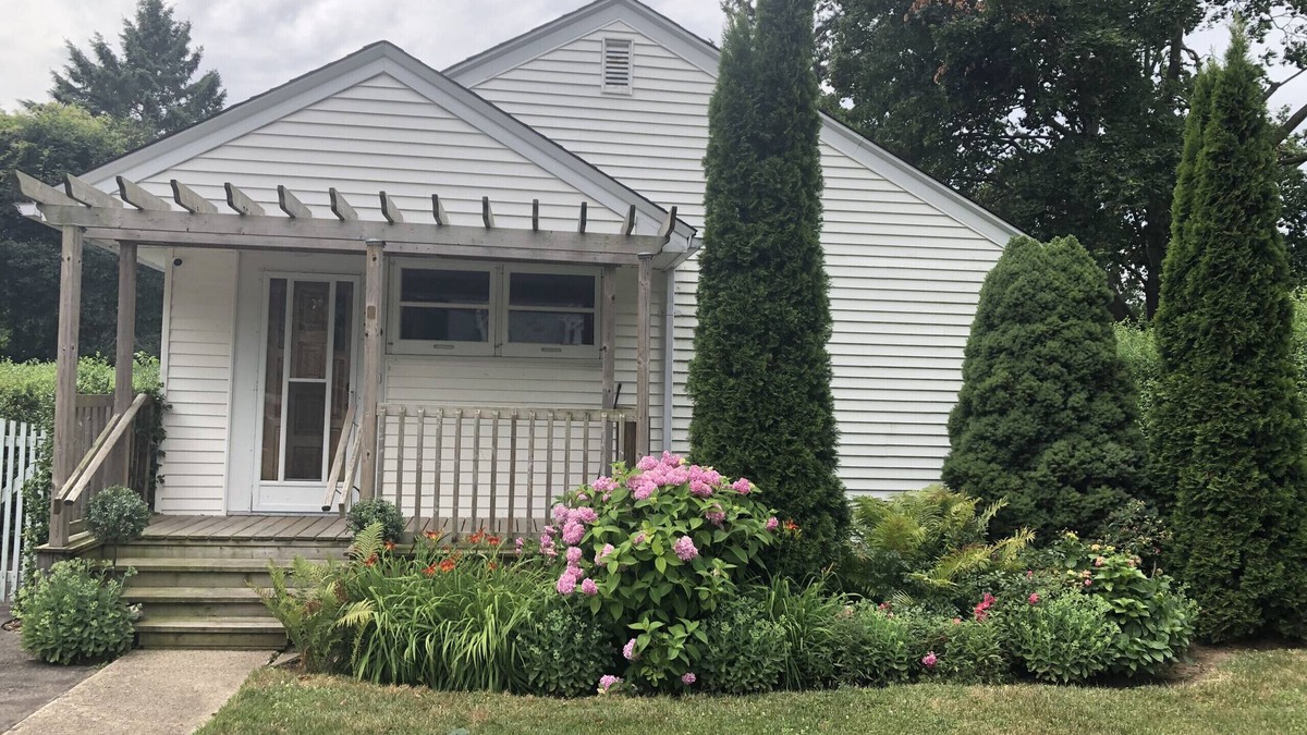 Old Town Historic District House | Nelles Cottage on the Park, Backs onto Park