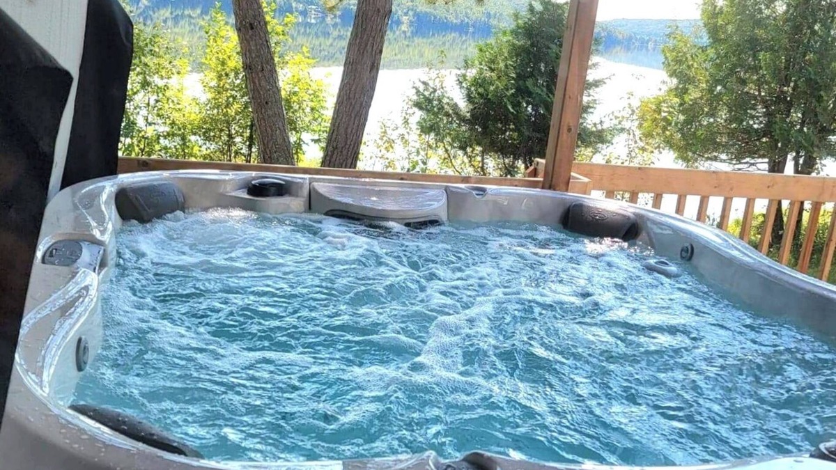Riviere-Rouge Ski Chalet | Nelson A Lake front Log Cabin With A Private Hot Tub