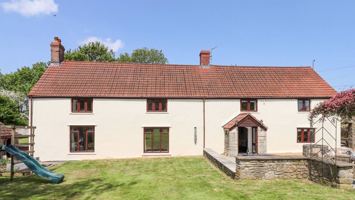 Compton Martin House | NEMPNETT FARMHOUSE, pet friendly, with hot tub in Blagdon