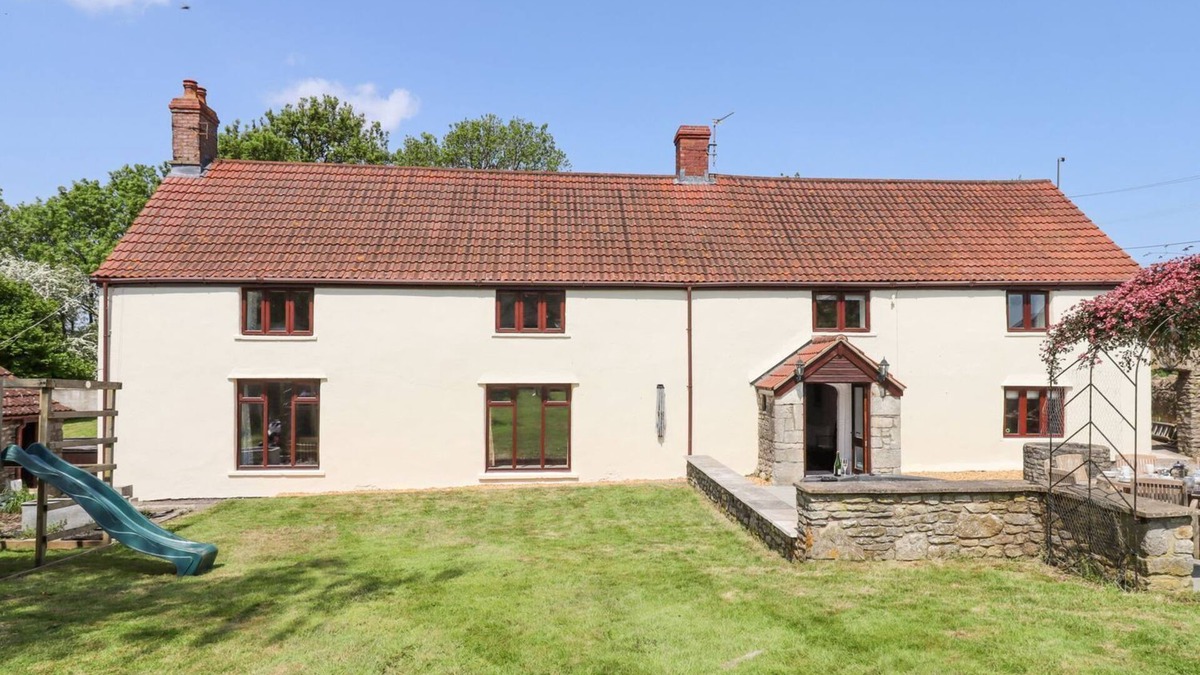 Butcombe Cottage | NEMPNETT FARMHOUSE, pet friendly, with hot tub in Blagdon