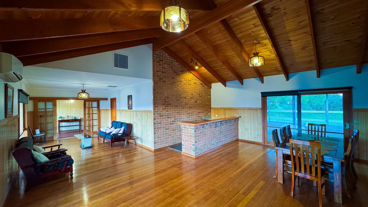 Beveridge House | nEntire Home in Beveridgen10 guests, 4 bedrooms-7beds and 2bathsn