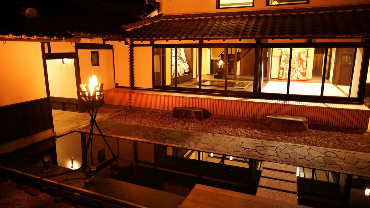 Yoshino Villa | NEOLD Private House Ancient house with a hearth surrounded by the rich nature of Yoshino
