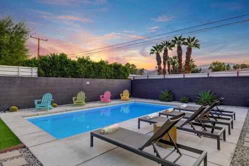 Palm Springs House | Neon Dream - Meredith Lodging