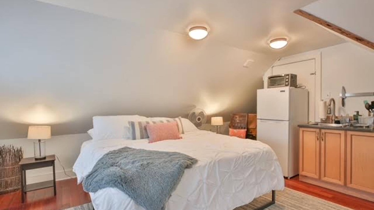 Leesburg Apartment | Nest on 9 - King Bed