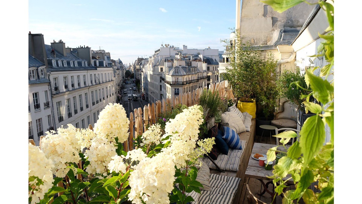 2nd Arrondissement Apartment | Nest on the roofs in the heart of Paris with terrace