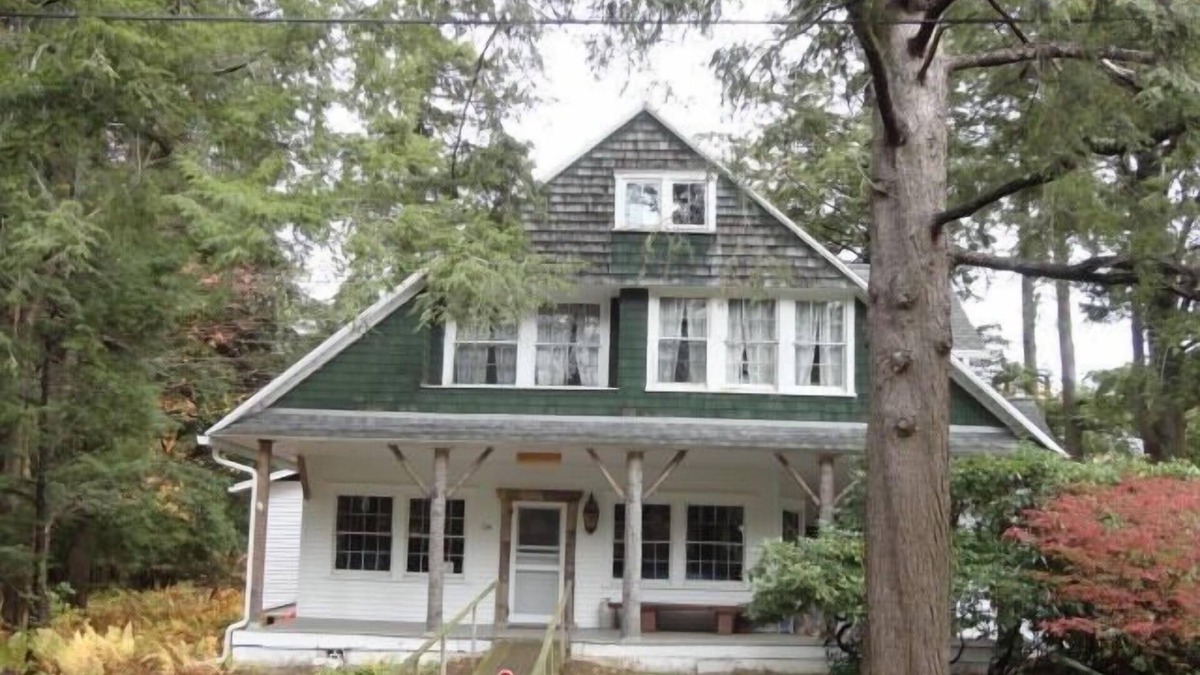 Eagles Mere Cottage | Nestle in this classic "Birchwood" Cottage Eagles Mere.