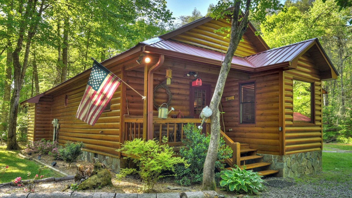 McCaysville Cabin | Nestled by the babbling creek, Creekside Hideaway warmly welcomes pets, offering a hot tub, over-sized screened porch with TV, firepit, and WiFi