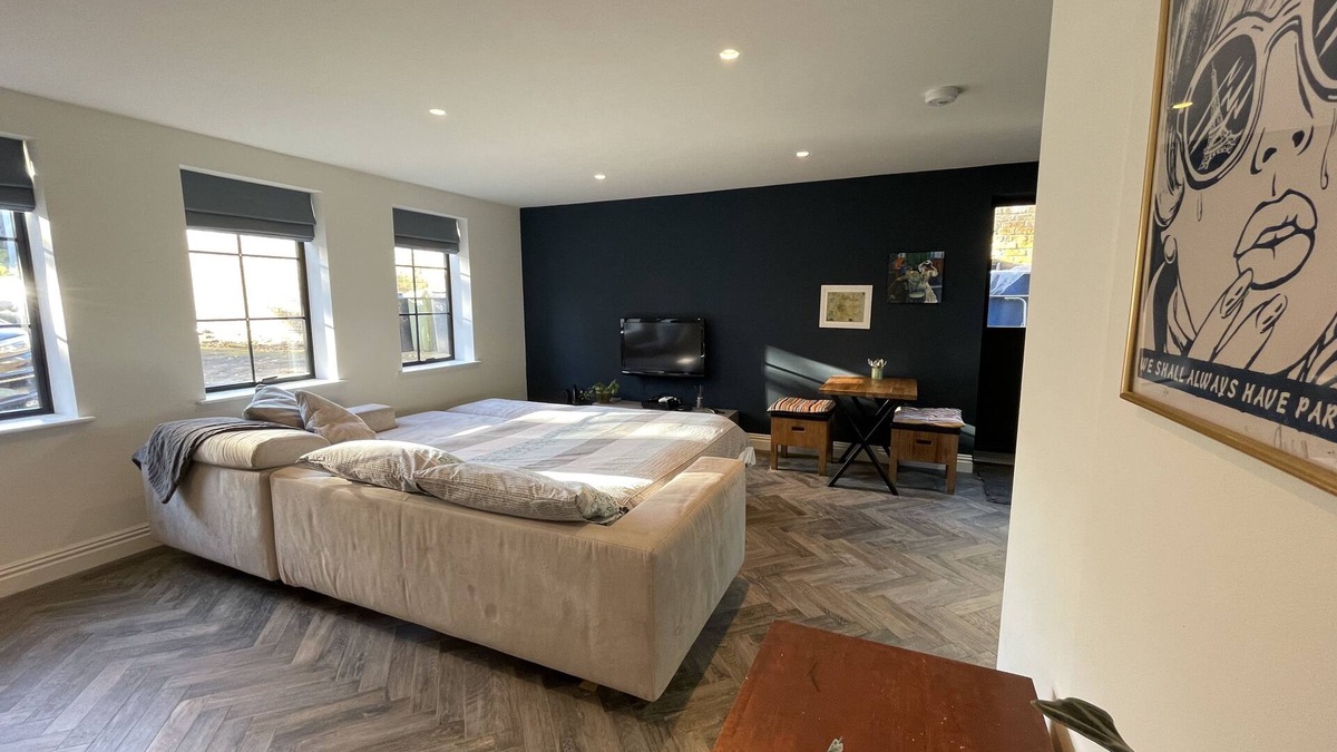 Coombe Hill Apartment | Nestled in a grand private estate, near woodlands, easy access London
