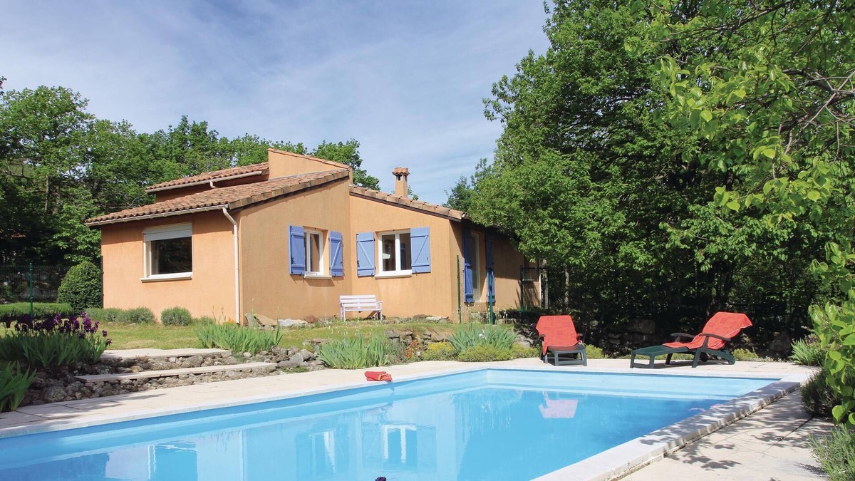 Mayres House | Nestled in a 7,000 m² green oasis with shrubs, chestnut trees, wild flowers, roses and irises, this