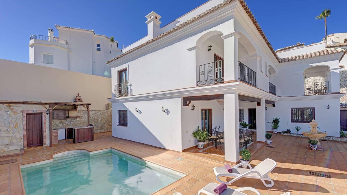 Punta Lara House | Nestled in a hillside in the upscale urbanization of Punta Lara, just on the outskirts of Nerja, thi