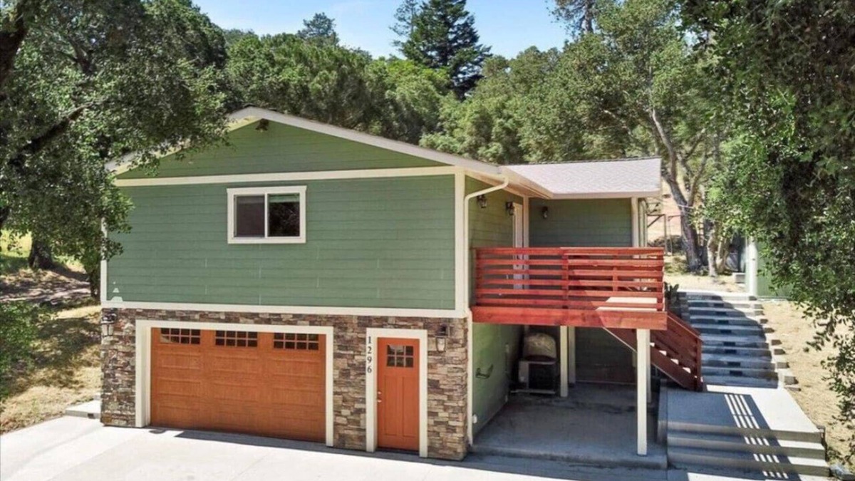 Felton House | Nestled in acres of forest and walkable to town