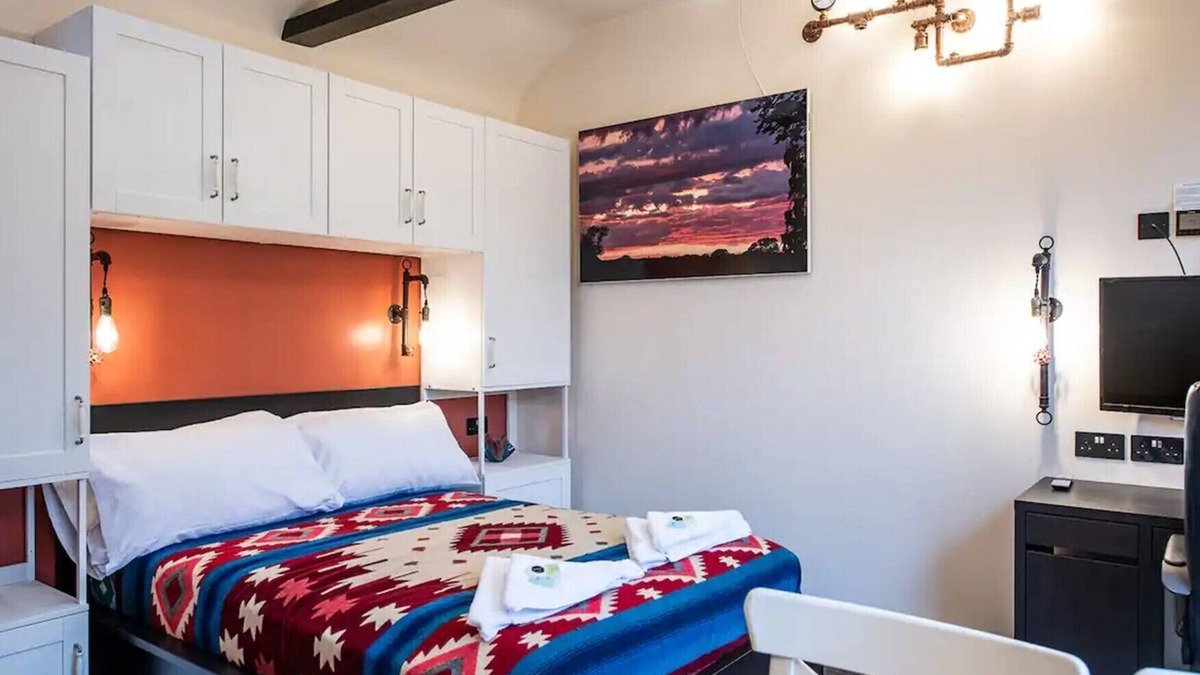 Grafton Regis Apartment | Nestled in Buckinghamshire countryside is this quaint, characterful studio