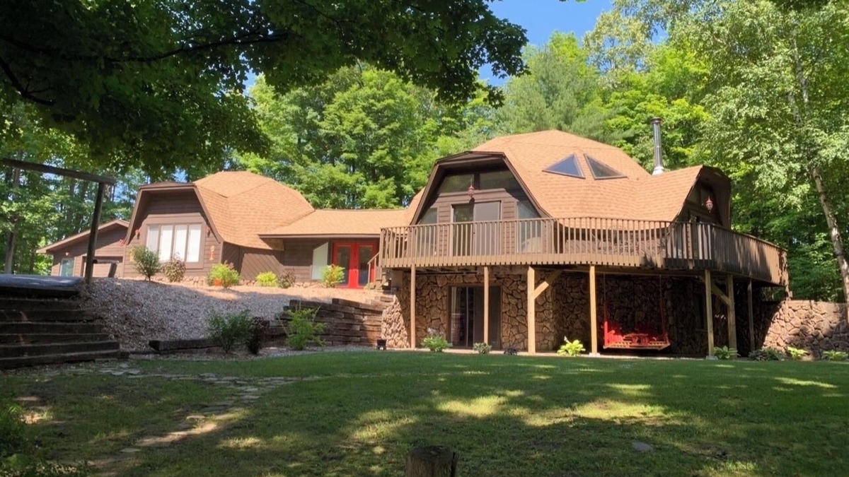 Williamsburg House | Nestled in forest with private hiking trails. Near horse show, beaches & golfing