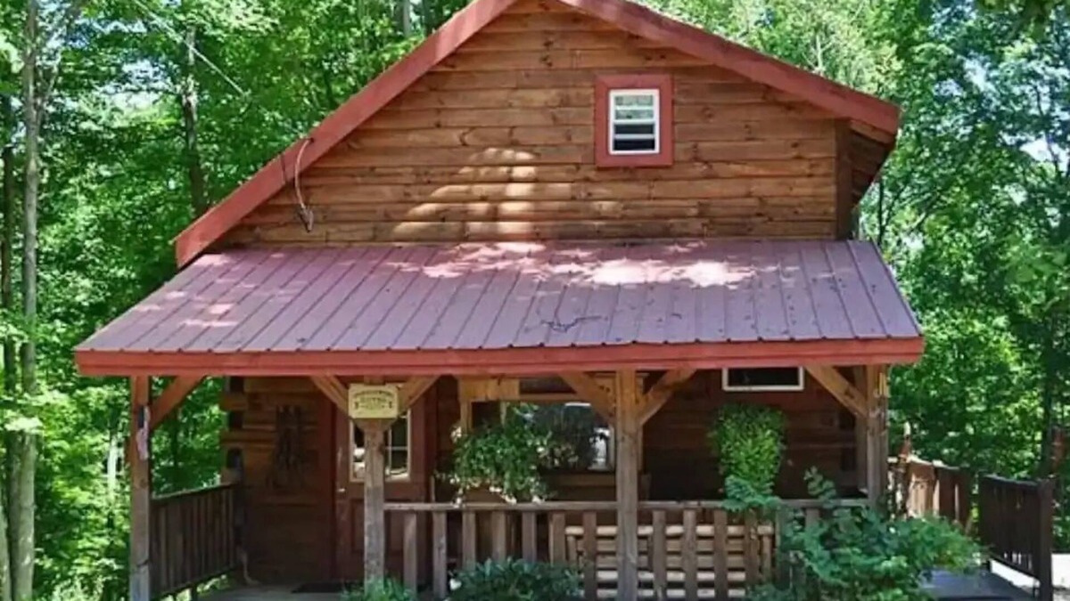 Glouster Cabin | Nestled in nature, quaint & cozy little upscale rustic cabin. n
