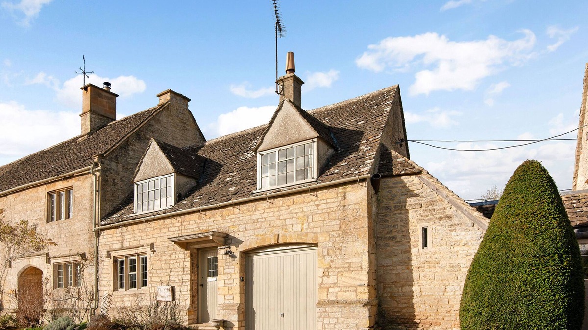 Burford Cottage | Nestled in the quintessential Cotswold village of Little Barrington.