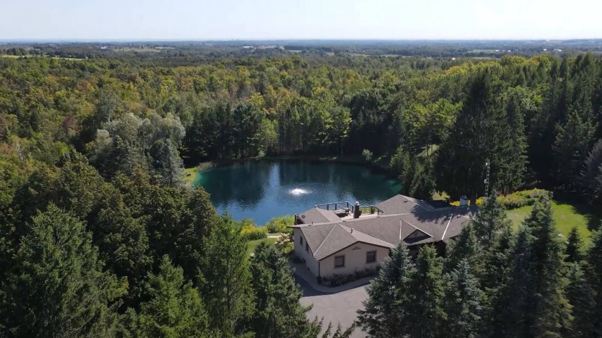 Tyrone House | Nestled in the heart of Clarington with its own fresh-water swimming pond!