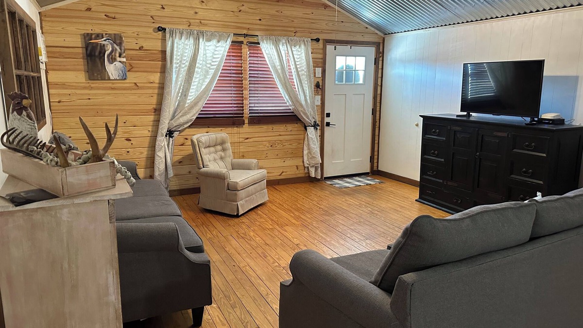 Lake Arthur House | Nestled in the heart of downtown Lake Arthur, walking distance from food & fun!
