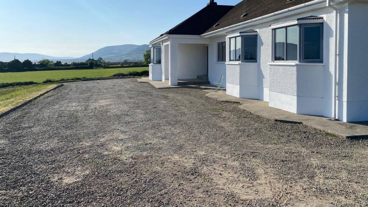 Kilkeel House | Nestled in the magnificent Mournes. 5 minutes to the beach. Countryside peace.