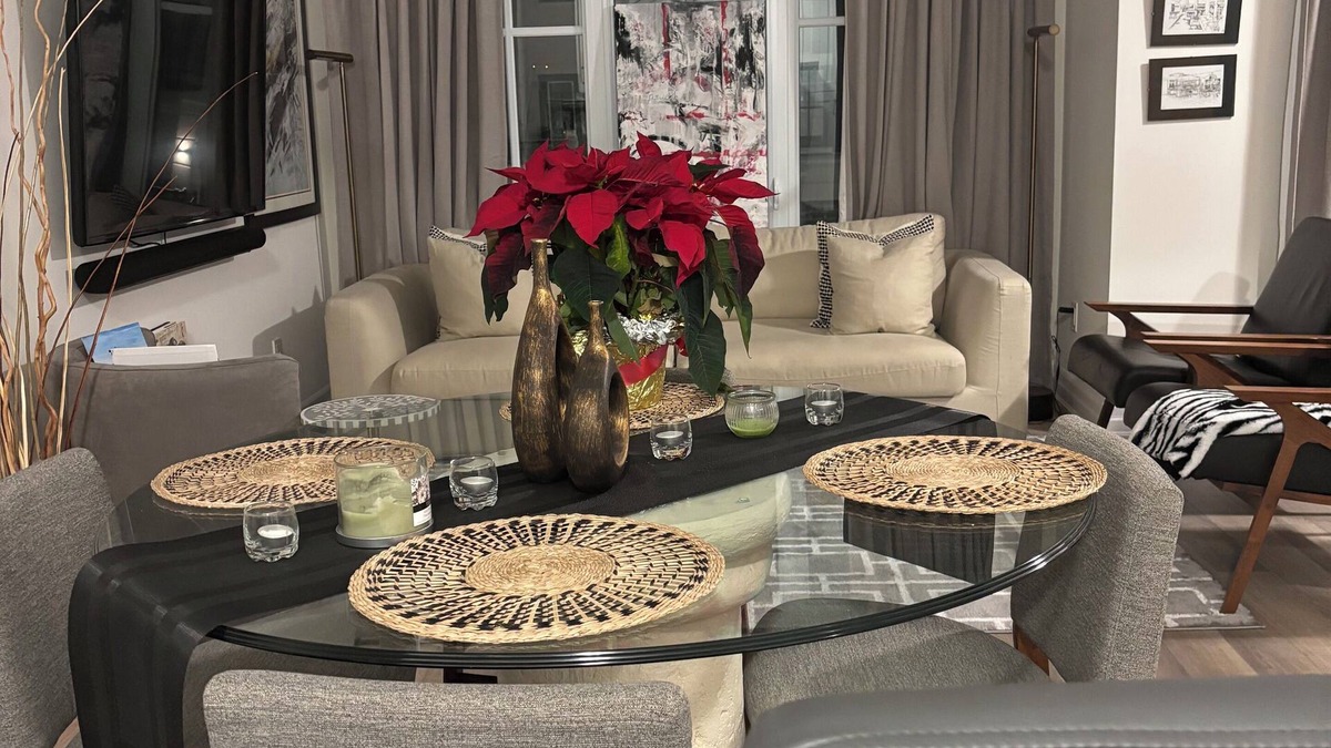 Mineola House | Nestled in the tourist area of Port Credit , Mississauga lies my beautiful home