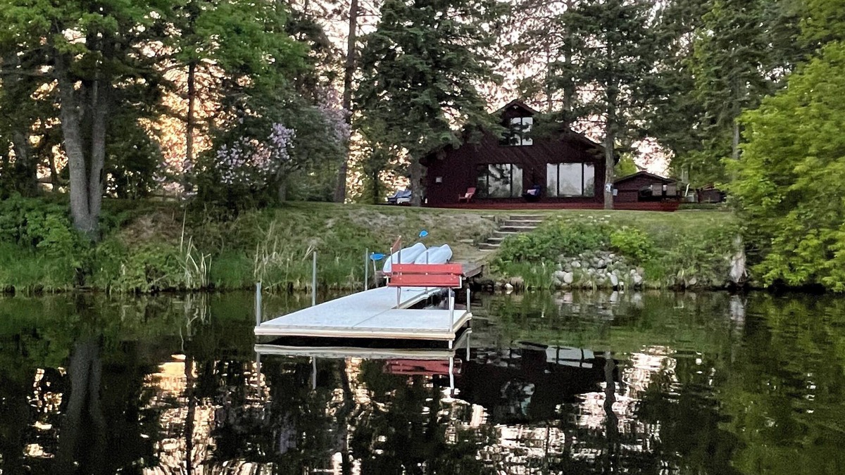 Grand Rapids House | Nestled in the Whistling Pines Charming 2-bedroom home sleeps 6 in Grand Rapids!