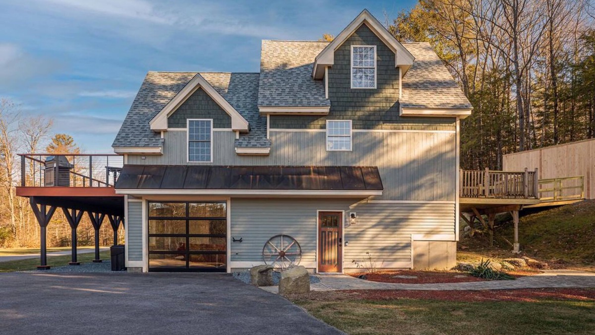 Jaffrey House | Nestled on the edge of the woods near Mount Monadnock