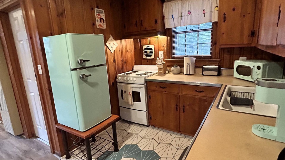 Central Newport News Cottage | Nestover - Cozy cottage close to James River, shopping, & eateries!