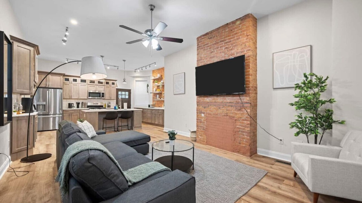 Point Breeze North House | Netflix+Free Parking+BBQ+Games Near Bakery Square