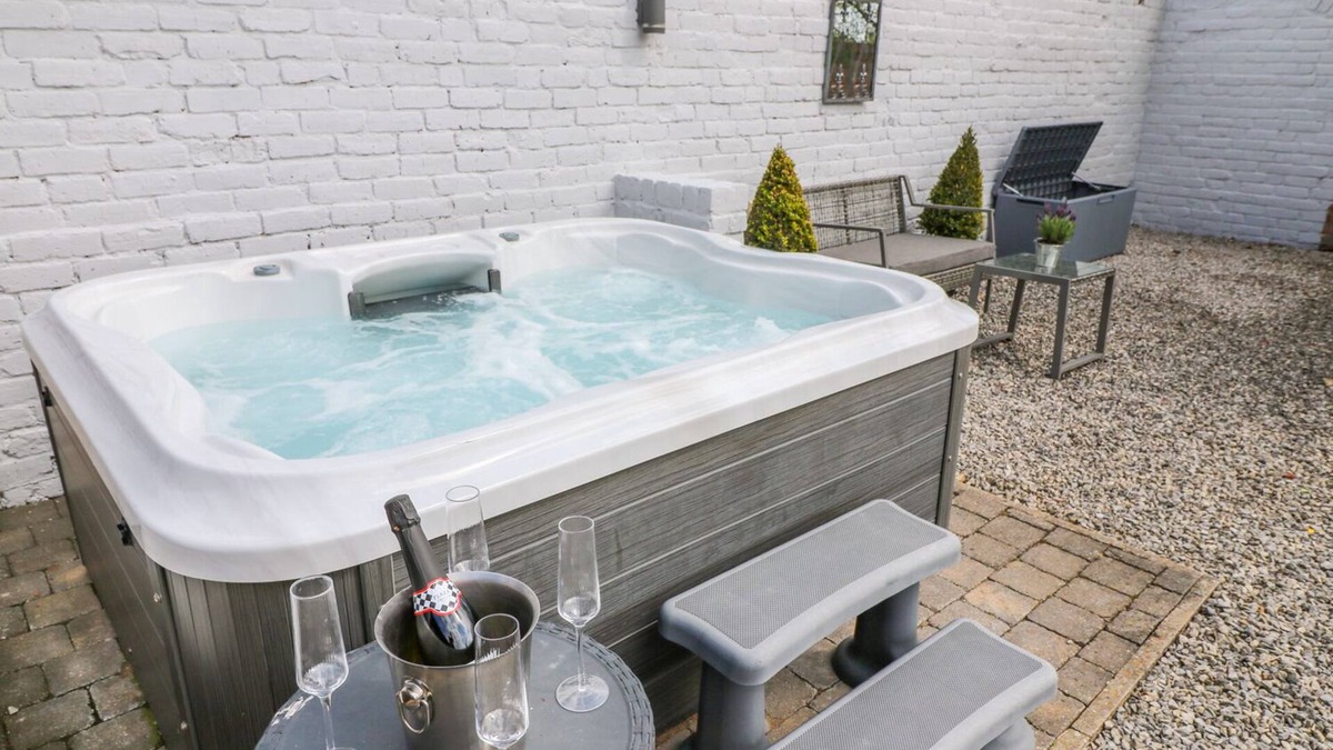Hardstoft Cottage | NETHERFIELD COTTAGE, family friendly, with hot tub in Pilsley