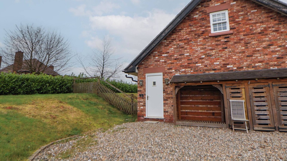 Cheshire West and Chester Cottage | NETTLEFORD INHALE, pet friendly, with a garden in Kelsall