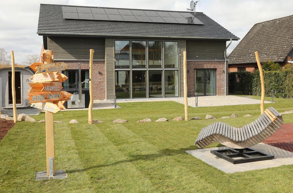 Dorfmark Villa | NEU Villa Heidetraum, 20 Gaeste, Sauna, Pool