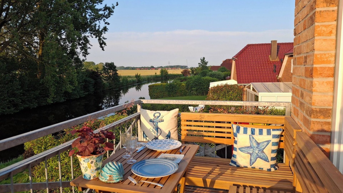 Eilsum Apartment | Neue 80qm Ferienwohnung für 4 Pers. + 2 Hunde mit Kamin, Balkon & Wasserblick