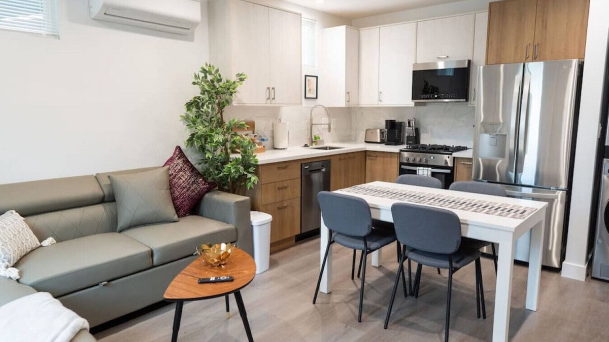 NoHo Arts District House | NEW 1-BEDROOM HOME BUILT IN 2022 LOCATED IN THE AWESOME NOHO ARTS DISTRICT AREA (p54)