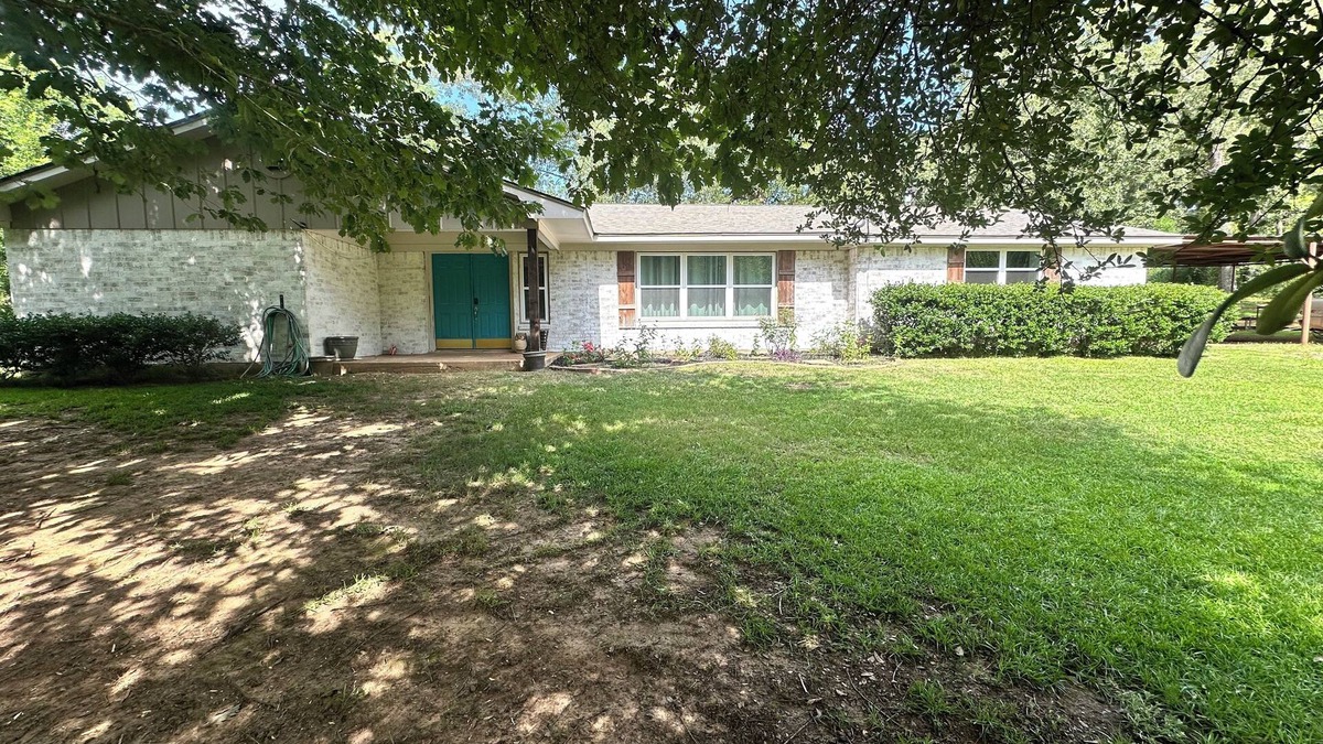Nacogdoches House | New! 11 miles to SFA on 5 acres 4 bedroom 2 bath house with a covered back porch