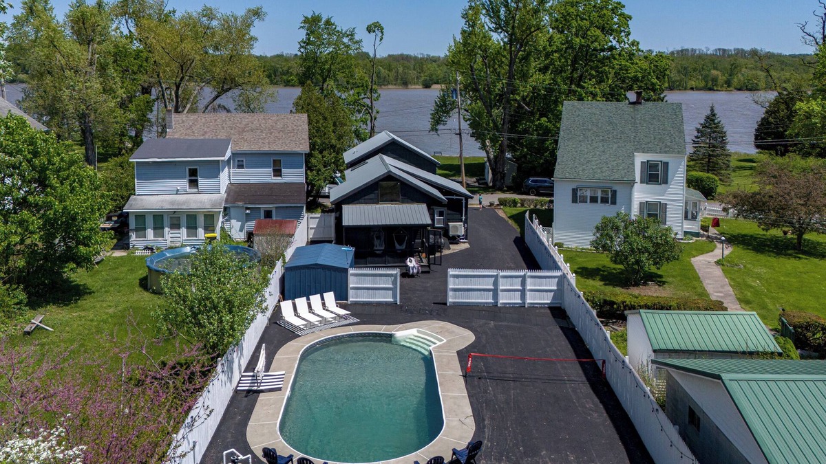 Coxsackie House | NEW! 1855 River Farmhouse for Families & Groups: Pool, Pickleball & PS5!