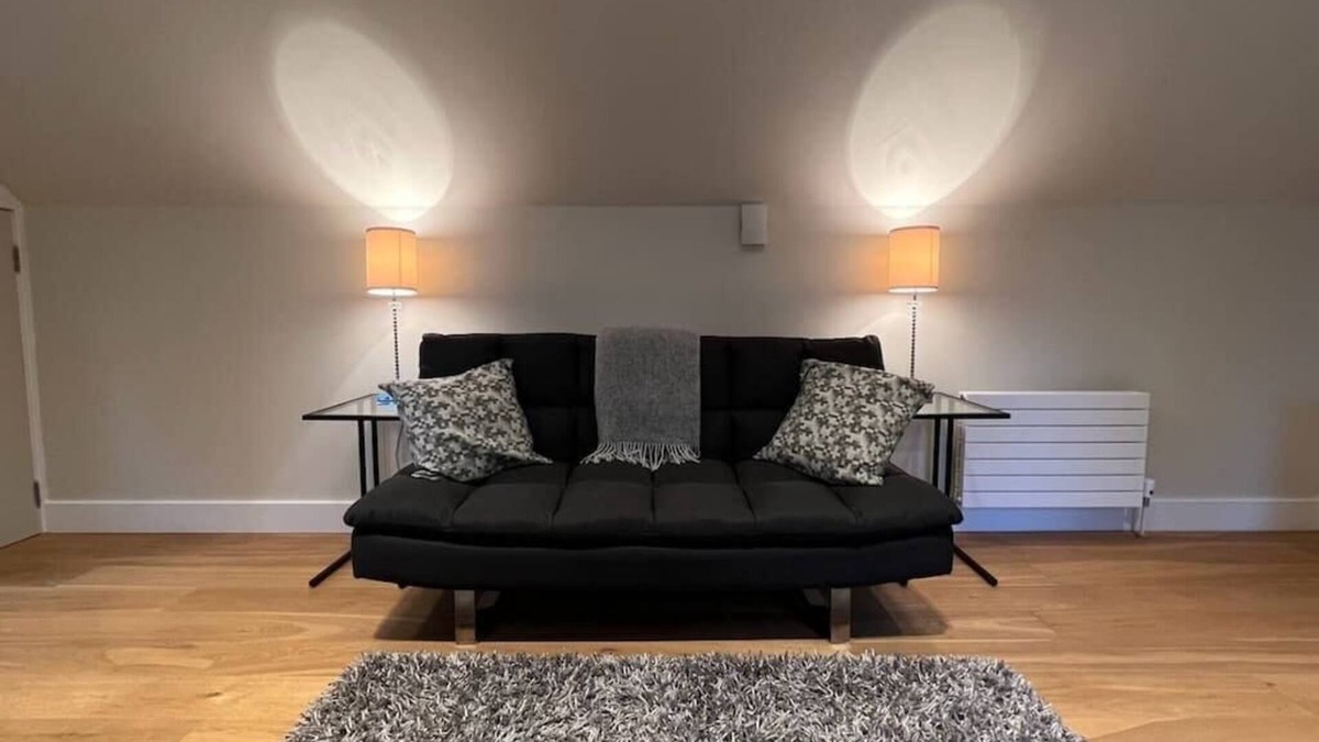 Auchengray Condo | NEW 1BD Contemporary Flat Upper Dunblane