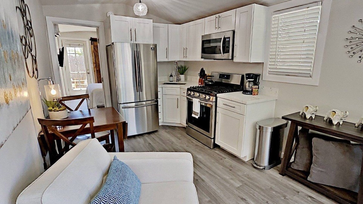 Golden Hill House | New 1Bd Steps to Broadway! Near Downtown, Zoo, Coronado, Jacuzzi & BBQ Area with Fire Pit!