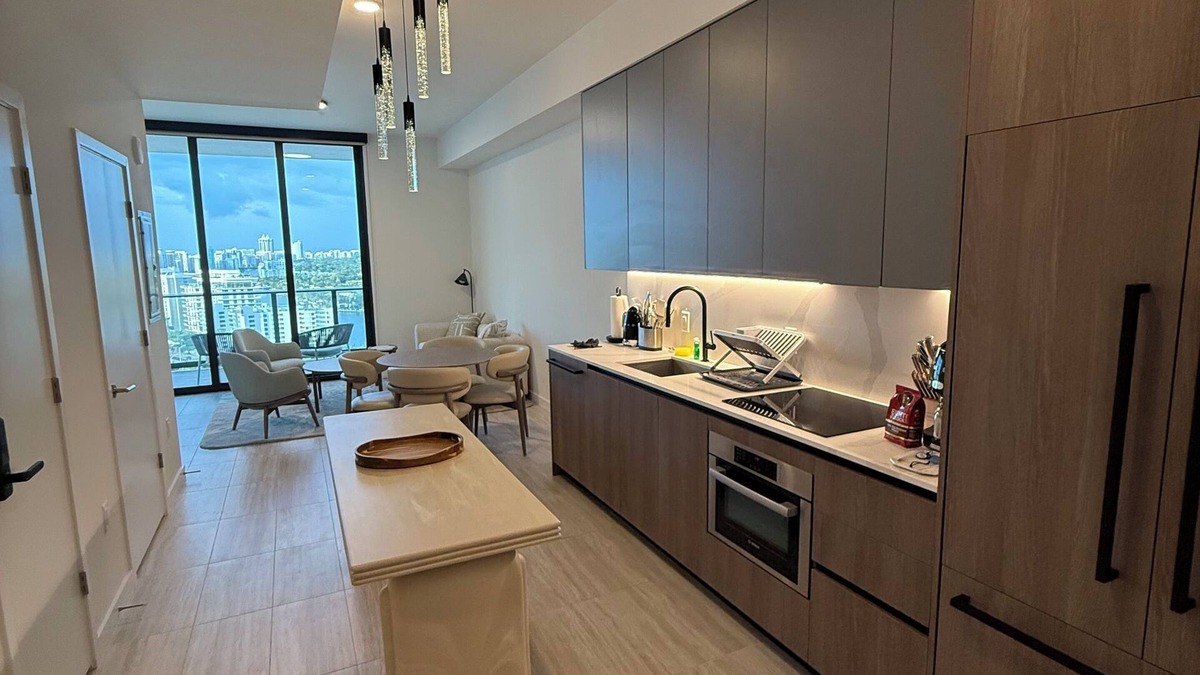 North Beach Apartment | New 1Bed 2bath 20th floor amazing views