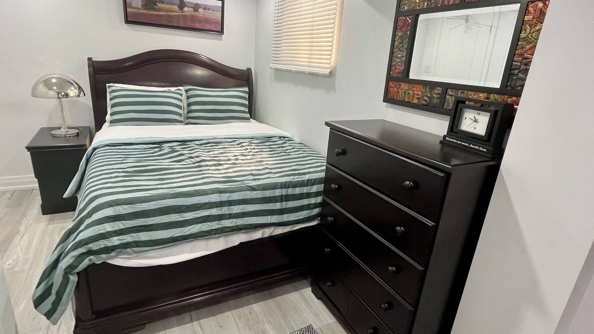 Malton House | New 1BR Basement Sleeps 3 Free Parking, Free wifi. Private Entrance