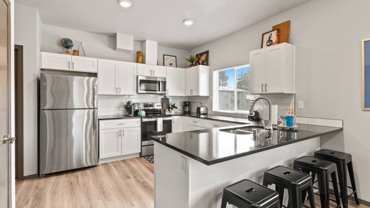 South Perry District Apartment | New 2 Bed 2 Bath Near Perry District and DT!