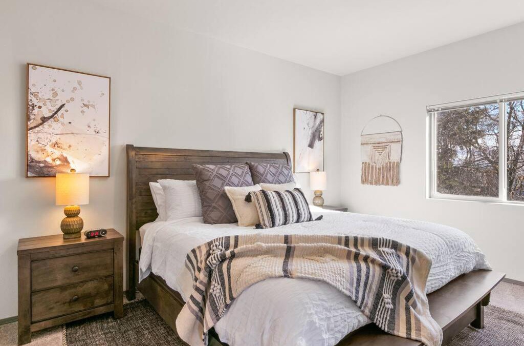 South Perry District Apartment | New 2 Bed 2 Bath Near Perry Dist and DT