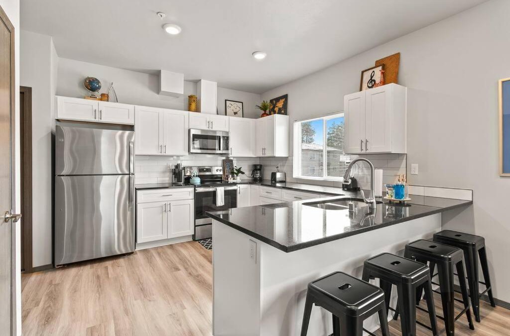 South Perry District Apartment | New 2 Bed 2 Bath Near Perry District and DT